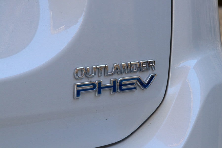 Las siglas PHEV corresponden a Plug-In Hybrid Electric Vehicle (vehículo eléctrico híbrido enchufable.)