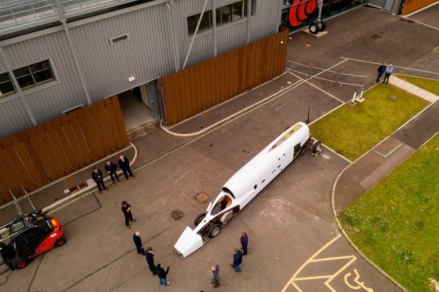 El coche supersónico ya está en su nuevo centro de desarrollo en Inglaterra.