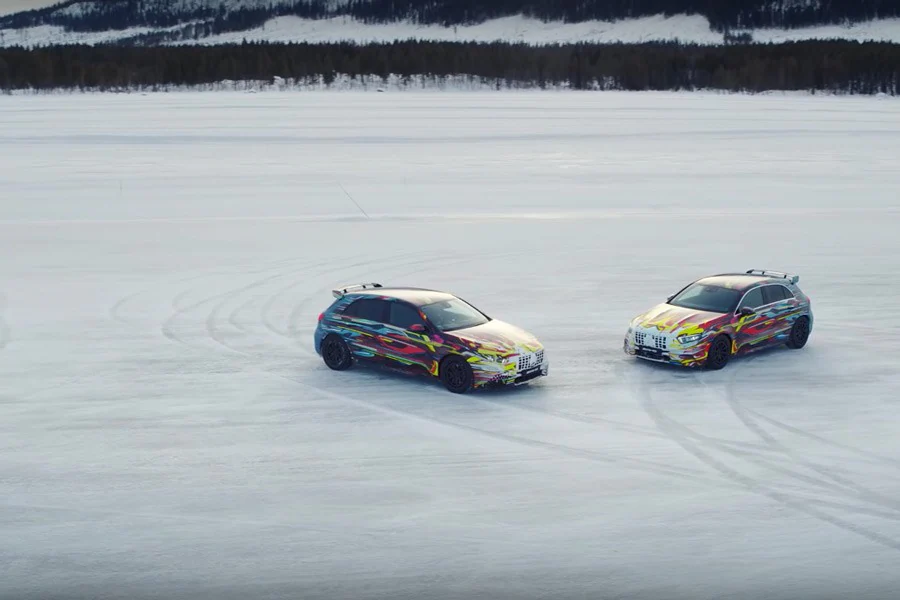 El Mercedes-AMG A45 2020 se deja ver drifteando sobre hielo