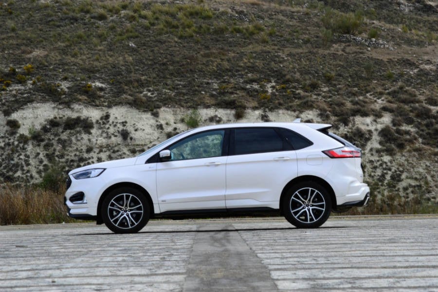 Las grandes dimensiones del Ford Edge no son un obstáculo para ofrecer un diseño atractivo