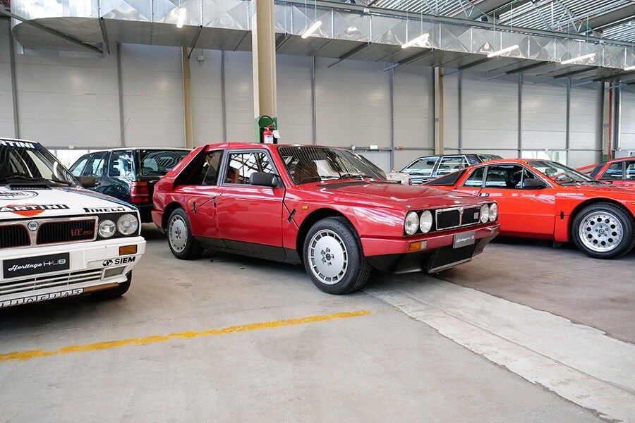 Un Lancia Delta S4 como éste acaba de ser subastado por más de un millón de euros.