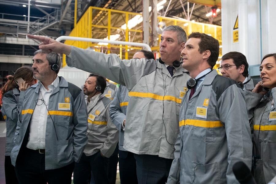 Pablo Casado, junto al presidente de Renault España, José Vicente de los Mozos, en la fábrica de Palencia.