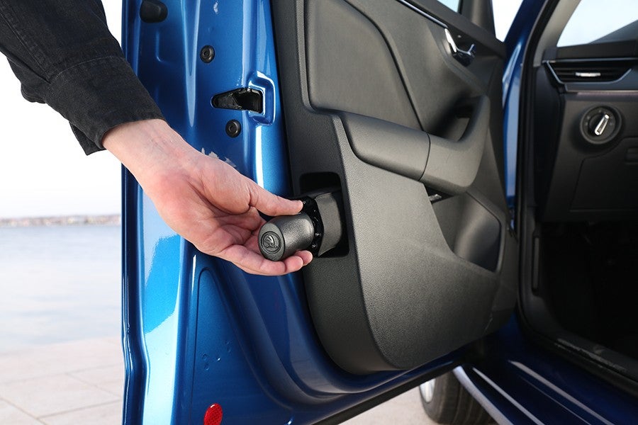 En la puerta del conductor del Skoda Scala puede ir un paraguas pequeño oculto.