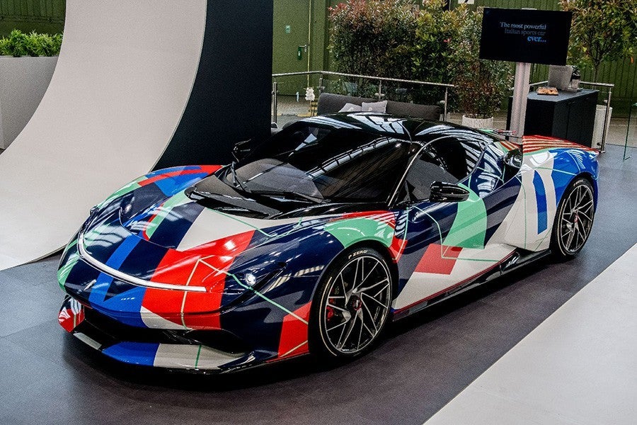 Los colores no pueden ser más llamativos, aunque enmascaran las formas del Battista.