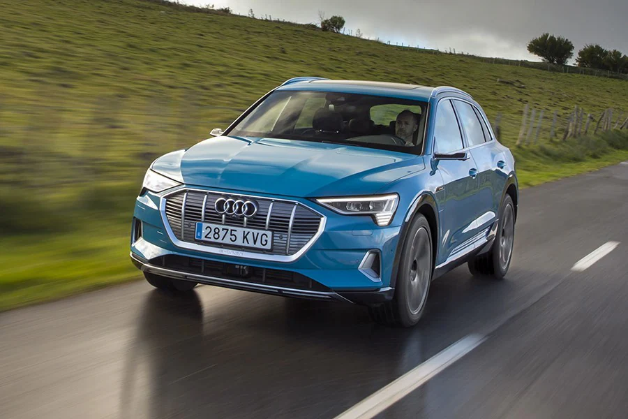 El Audi e-moji cuenta con detalles del e-tron como el color Azul Galaxy, la parrilla Singleframe o los virtual mirrors.