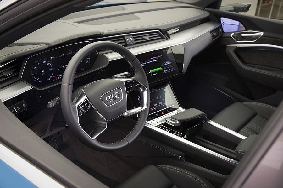 En el interior vemos elementos de otros modelos como el Audi A8.