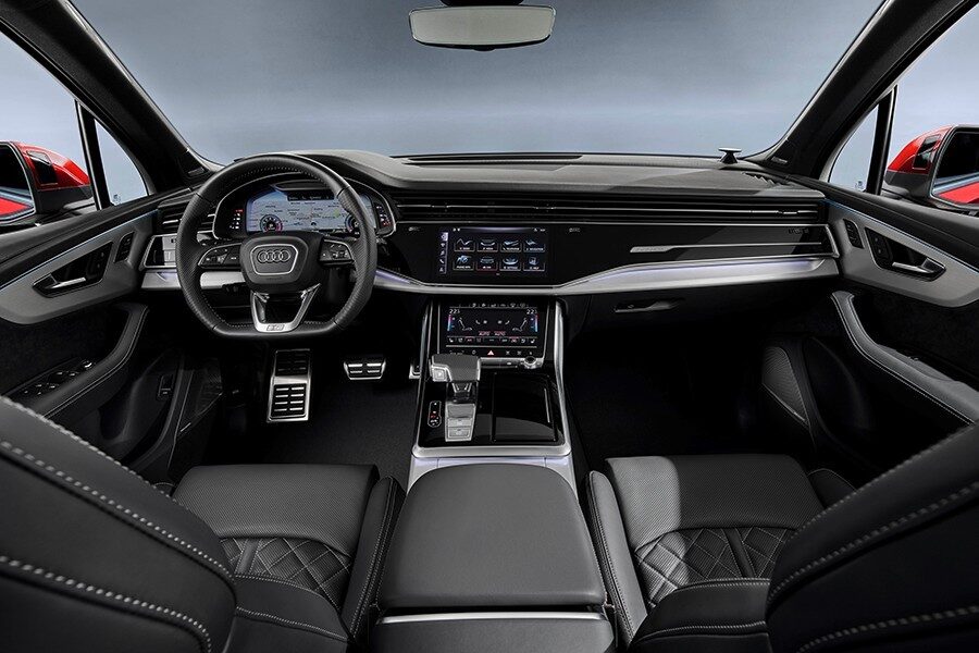 En el interior se introducen elementos presentes en el Audi A8 y Q8 como la instrumentación completamente digital.