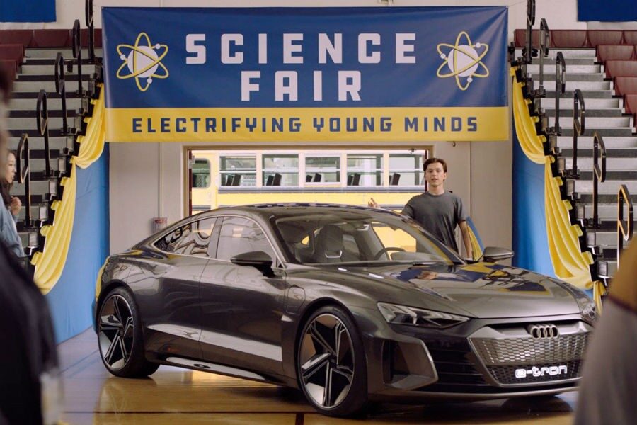 Peter Parker (Tom Holland) presenta un Audi e-tron GT concept a la feria de ciencia.
