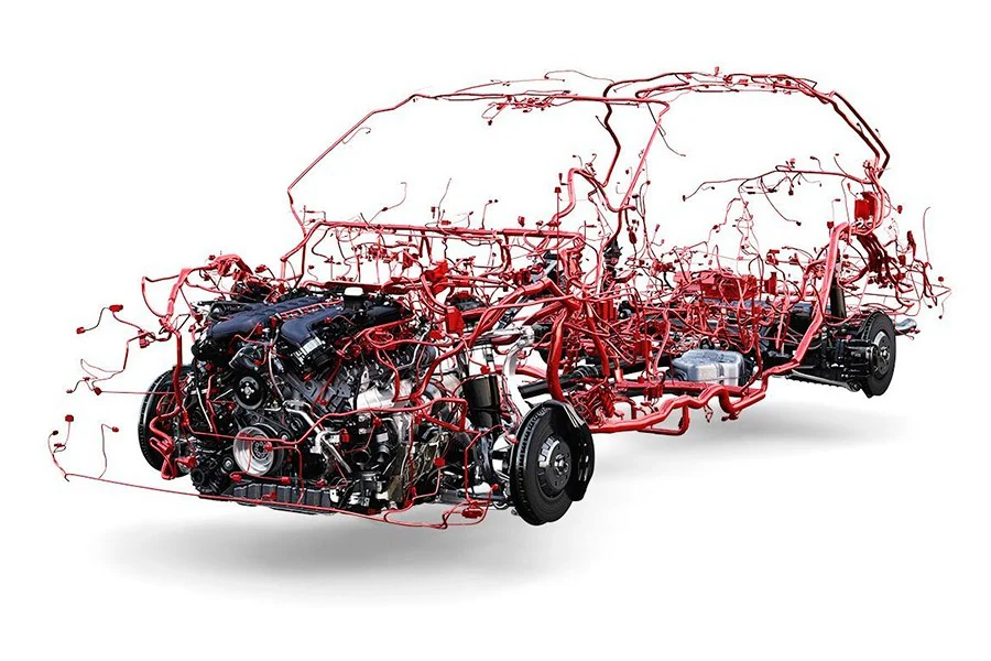 Los coches están repletos de cables que pueden provocar cortocircuitos al ser seccionados en un accidente.