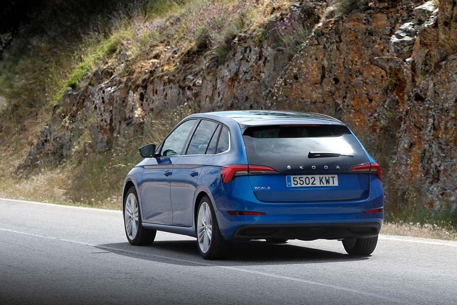 La parte trasera sigue recordando al Skoda Spaceback.