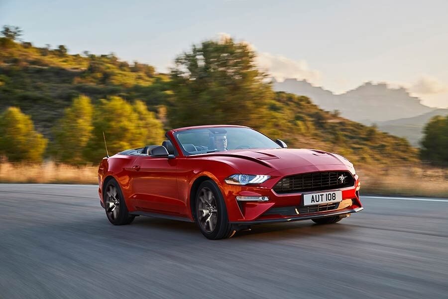 Ford ha incluido la clásica insgnia del Mustang con tres franjas de colores.