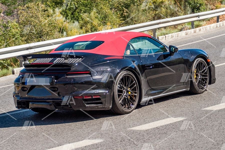 El 911 Turbo es más ancho en las vías delantera y trasera que el Carrera.