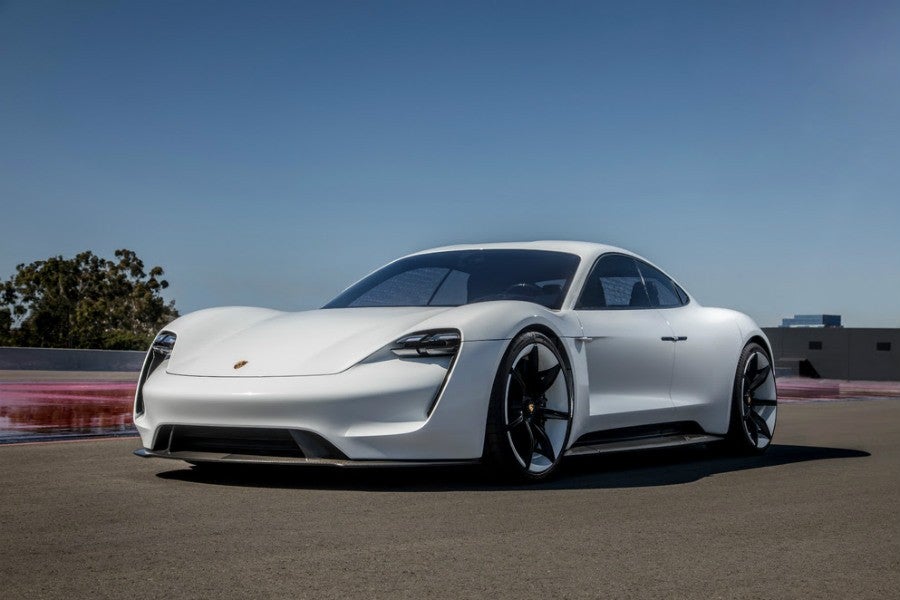 Porsche prepara las infraestructuras de carga rápida para su primer coche 100% eléctrico, el Porsche Taycan.
