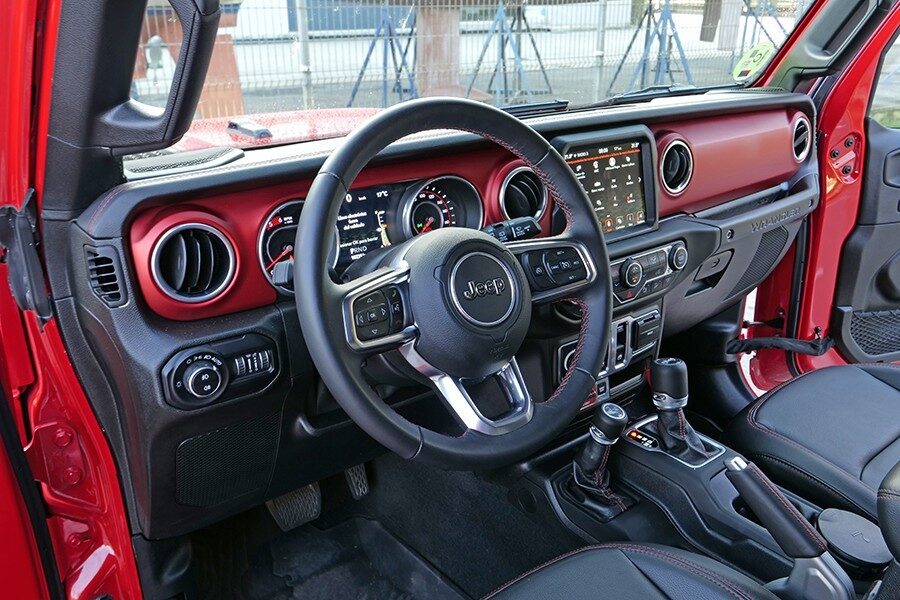 El interior del Wrangler recuerda a otros Jeep Clásicos, pero es evidente que es el habitáculo de un coche moderno.