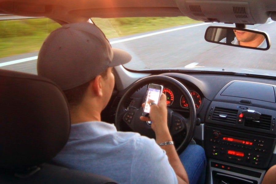 El uso del móvil al volante es equiparable a conducir ebrio. según la DGT.