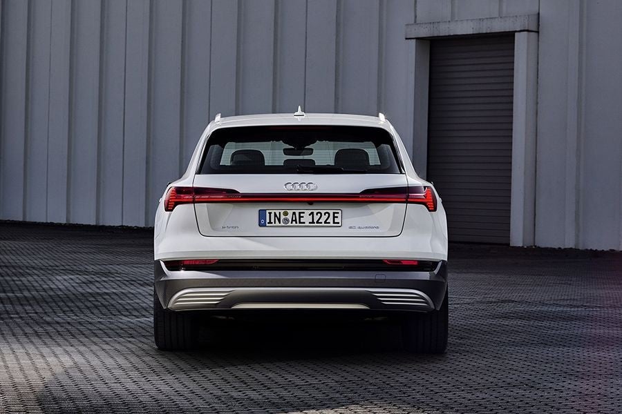 Con un cargador rápido de 120 kW, el Audi e-tron carga su batería hasta el 80% en 30 minutos.