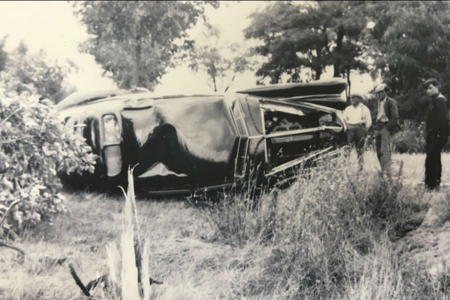 Tras el choque, en agosto de 1939, el Bentley Corniche rodó sobre su costado, lo que causo grandes daños en el auto.