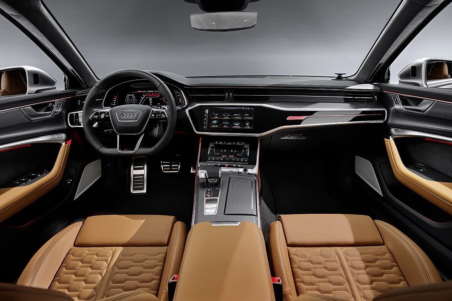 El interior del Audi A6 Avant 2020 cuenta con hasta tres pantallas digitales de gran tamaño.