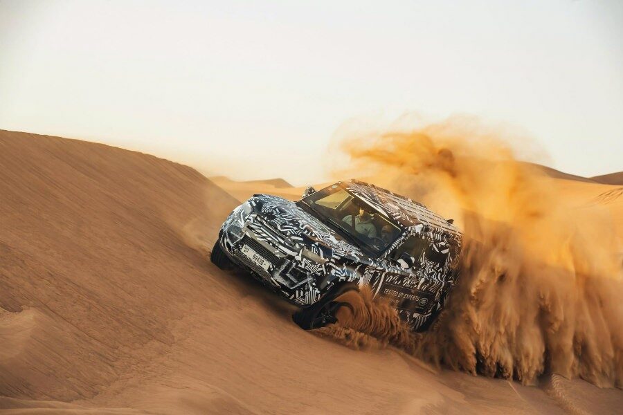 El nuevo Land Rover Defender es puesto a prueba en la arena blanda de las dunas de Dubái.