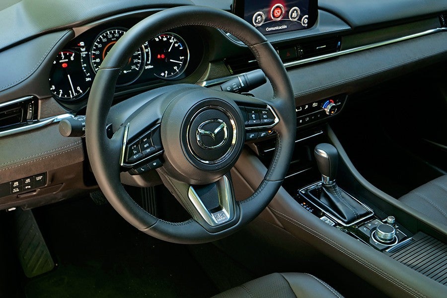 El interior del Mazda6 es acogedor y tiene unos buenos materiales.