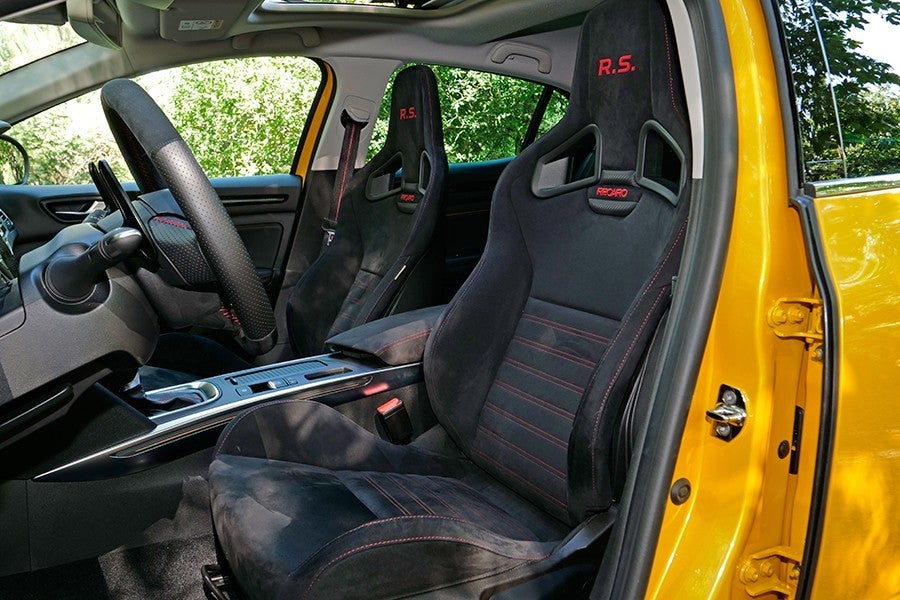 Los asientos Recaro son lo más llamativo del interior del Mégane RS Trophy.