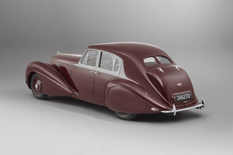 En la Gran Bretaña de los años 30 el diseño del original Bentley Corniche de 1939 era como ciencia ficción.