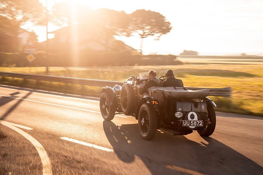 Bugatti definió a los Bentley como los camiones más rápidos del mundo.