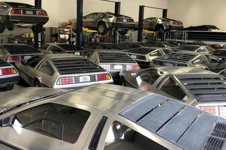 DeLoreans almacenados juntos por el huracán Dorian en Florida.