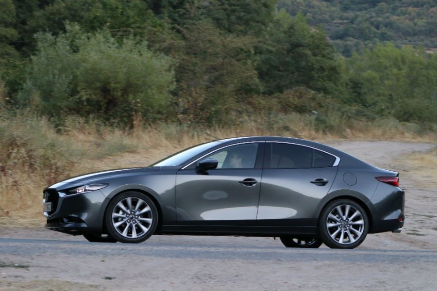 Imágenes dinámicas del Mazda3 Sedán.