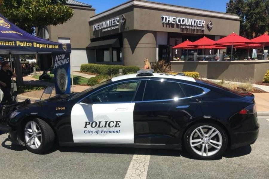 Este Tesla Model S llevá seis meses de prueba como coche patrulla en la ciudad de Fremont, en California.