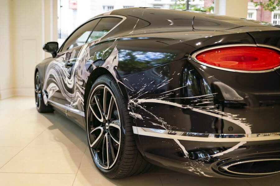 El Bentley Continental GT Art Car conserva la elegancia del modelo inglés y añade el atrevimiento del estilo abstracto.