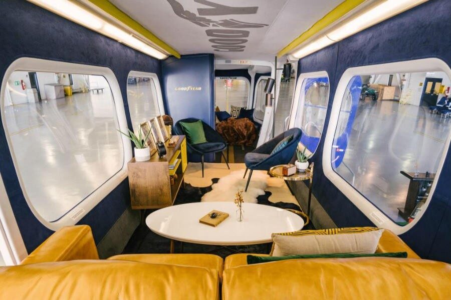 La góndola del dirigible de Goodyear para los pasajeros dispone de un dormitorio con una cama y un baño privado.
