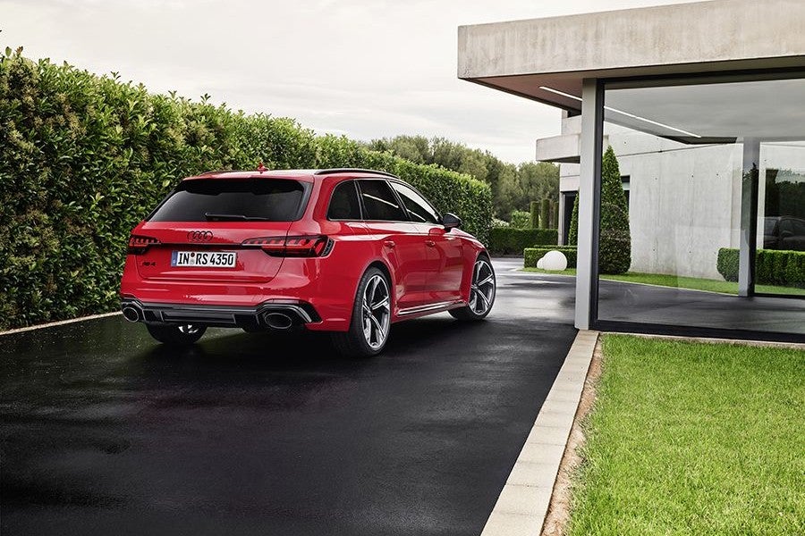 Estéticamente, el RS 4 mantiene las proporciones el A4 Avant, pero mucho más musculoso gracias a sus parachoques, frontal y pasos de rueda deportivos.