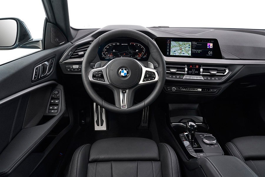 El interior toma prestados algunos elementos del nuevo BMW Serie 1, con el que comparte plataforma.