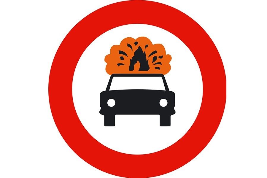 Esta señal prohíbe el acceso a vehículos con mercancías explosivas o inflamables.