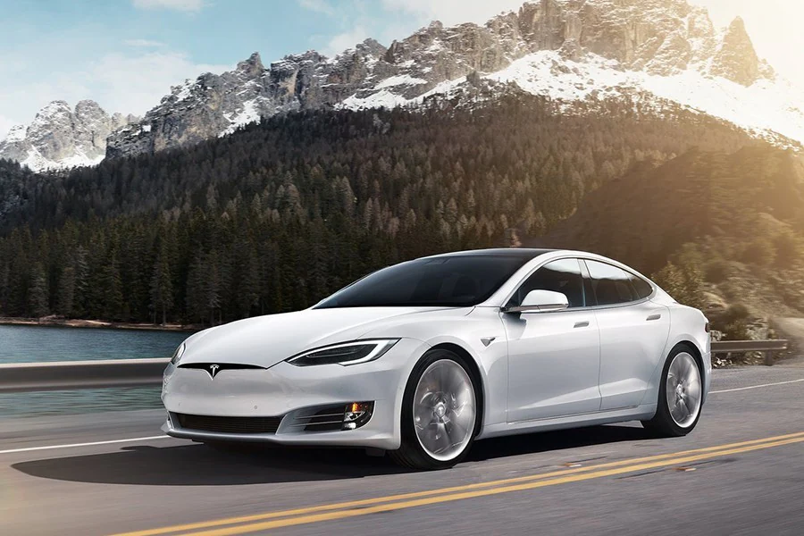 El Tesla Model S deja atrás a muchos superdeportivos en prestación pura.