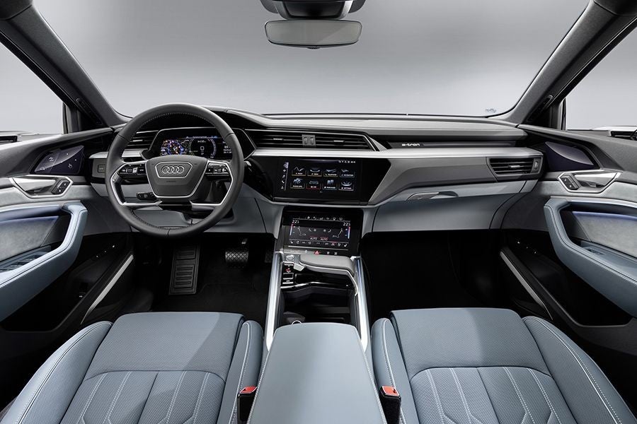 El Audi e-tron presenta un diseño interior muy tecnológico.