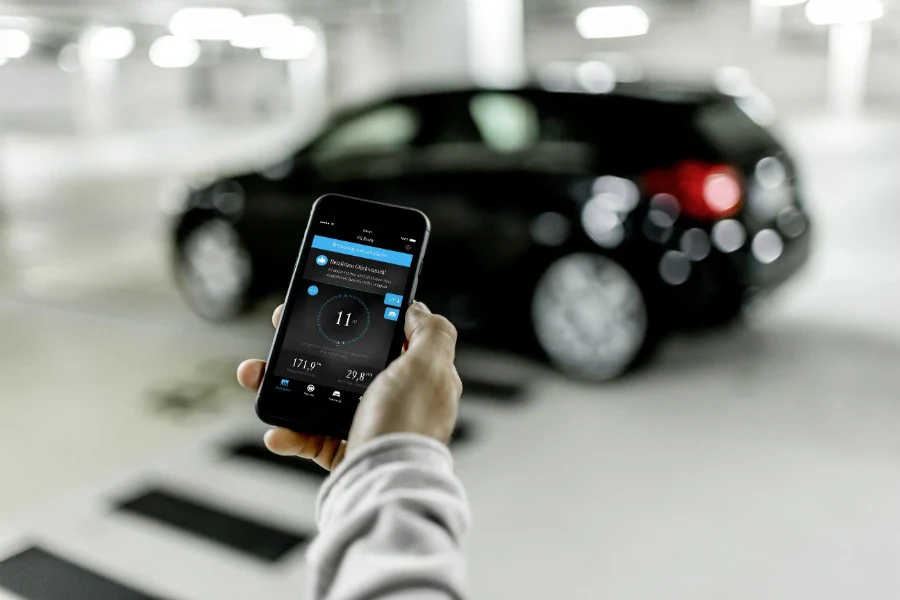 La aplicación de Mercedes permite a los usuarios introducir manualmente posibles puntos de carga no públicos.