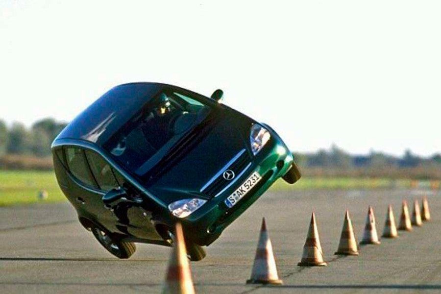 El desastroso resultado del Mercedes Clase A en la prueba del alce obligó a Mercedes a instalar de serie el ESP en este modelo.