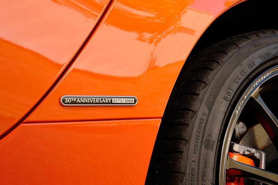 El Mazda MX-5 RF 30 aniversario monta frenos y llantas específicos.