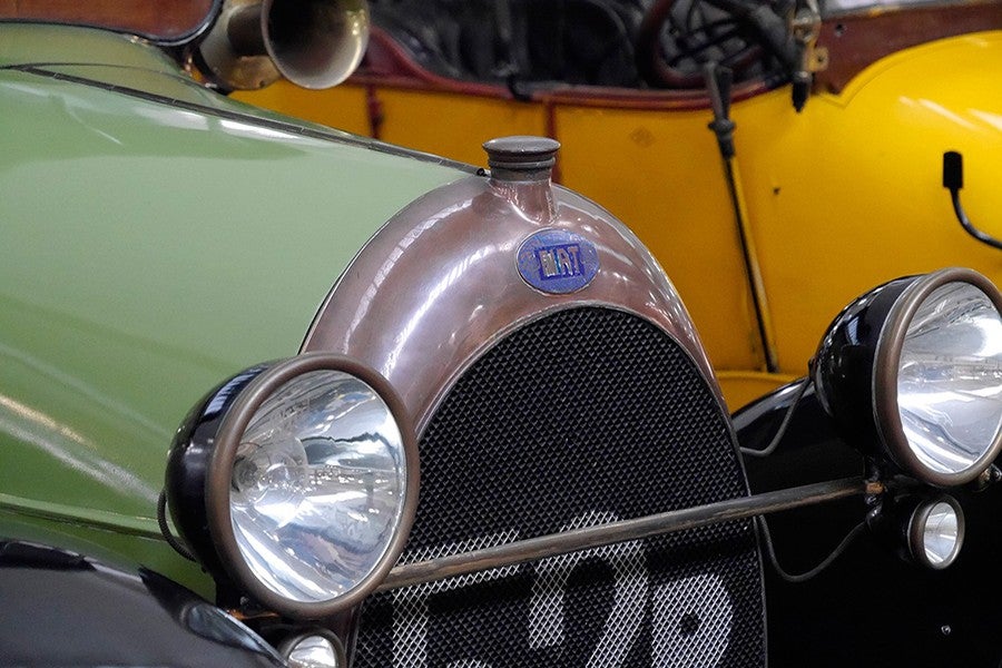 Los faros eléctricos permitieron usar con seguridad el coche por las noches.