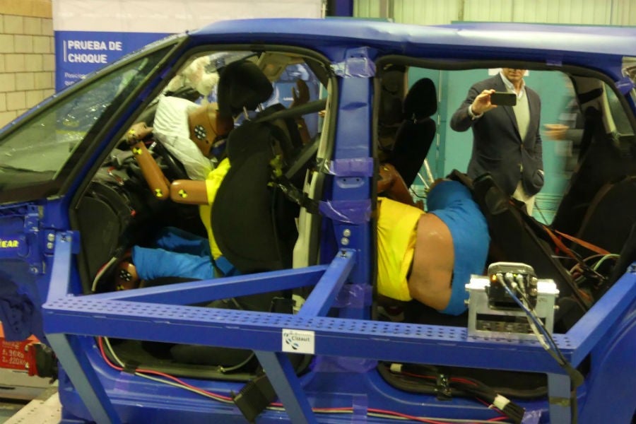 En el «crash test», se sometió el vehículo a un impacto frontal a 56 km/h.
