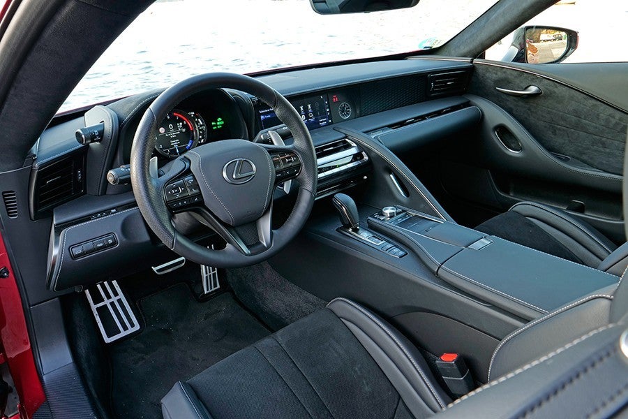 El interior del Lexus LC sobresale por sus materiales y acabados.