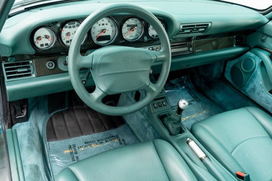 El interior de este Porsche 911 Tubo S (993) luce un llamativo color Nephite Green