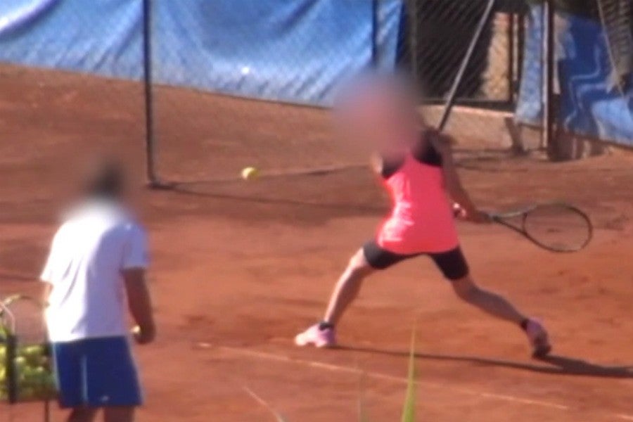 En la imagen se puede ver a la tenista investigada entrenando sin ningún síntoma de lesión visible.