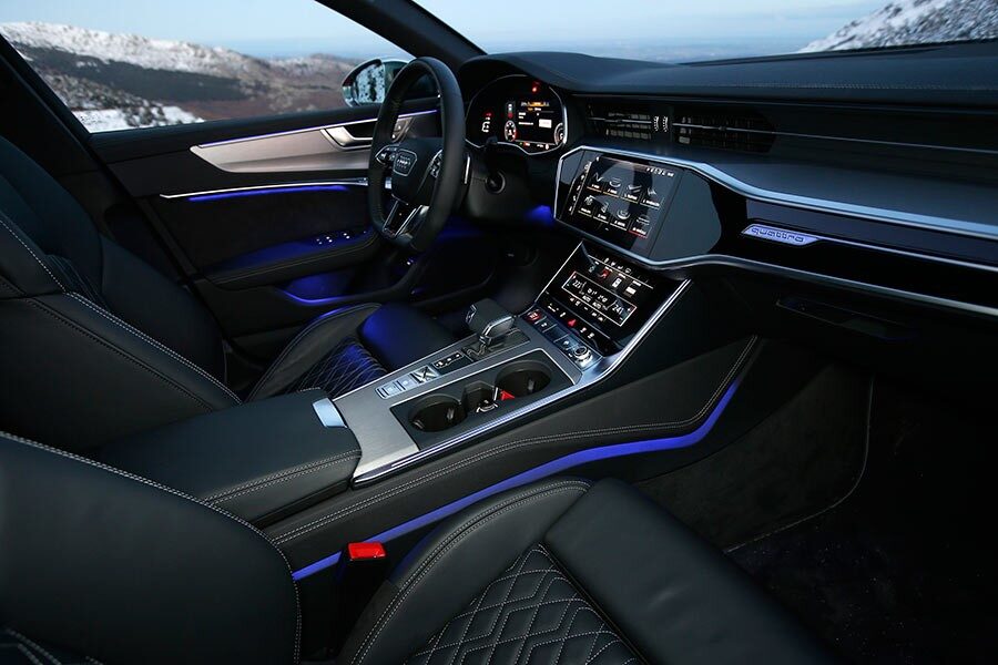 Gracias al sistema de iluminación ambiental, el interior del Audi S6 Avant resulta muy llamativo por la noche.
