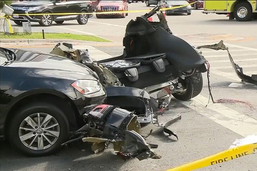 La parte trasera del Tesla Model X se separó por el violento impacto.