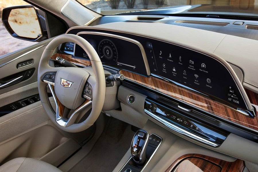 Hasta tres pantallas unidas se ofrecen en el salpicadero del Cadillac Escalade 2021.