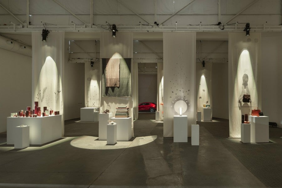 El montaje de la exposición “Artis-Manus” representa la filosofía que Mazda aplica en la creación de sus coches.