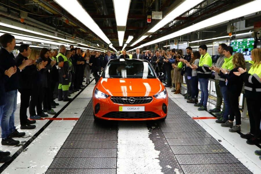 Las autoridades que asistieron al lanzamiento del nuevo Corsa-e pudieron conducir el vehículo eléctrico por la planta.